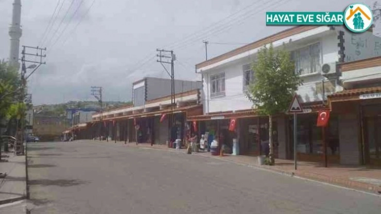 Eğil Belediyesi vatandaşlara Türk bayrağı dağıttı