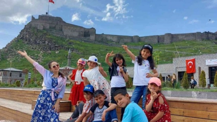 Ela öğretmen öğrencilerine unutulmaz bir gün yaşattı