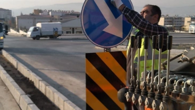 Elazığ Belediyesi yön levhalarını yeniliyor