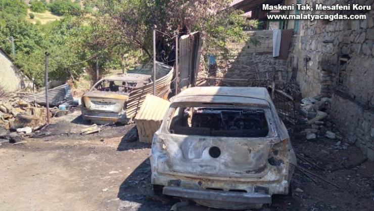 Elazığ'da 2 araç küle döndü, 1 ev kullanılamaz hale geldi