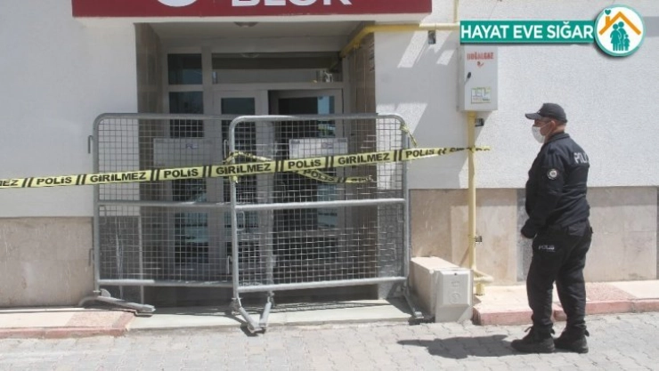 Elazığ'da 7 katlı apartman karantinaya alındı