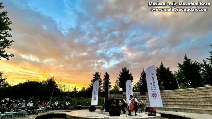 Elazığ'da açık havada piyona resitali