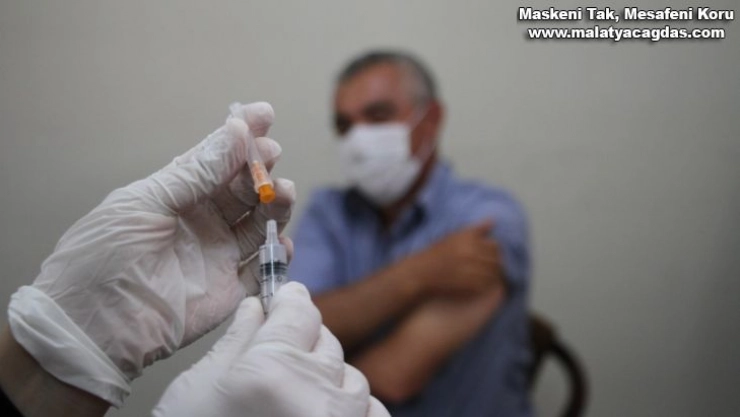 Elazığ'da aşı timleri sahada, görüştükleri herkesi ikna edip yerinde aşısını yapıyor