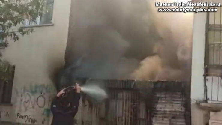 Elazığ'da baraka yandı, iki binaya sıçraması ekiplerin müdahalesiyle engellendi