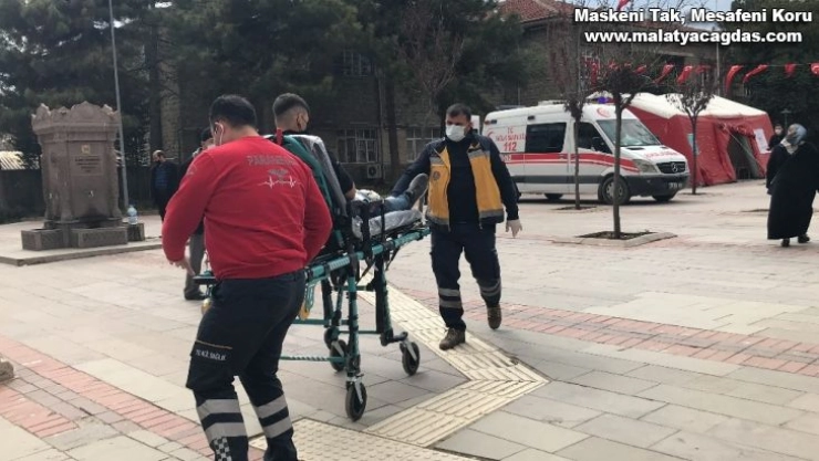 Elazığ'da bıçaklı kavga, 2 yaralıya ilk müdahale aşı çadırında yapıldı