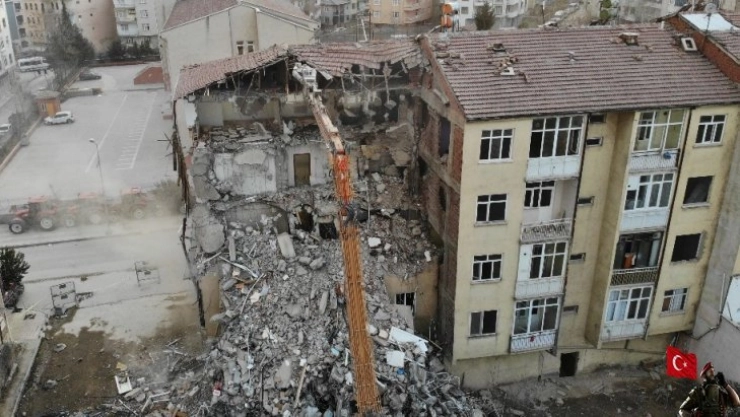 Ağır hasar alan bin 159 yapı yıkıldı