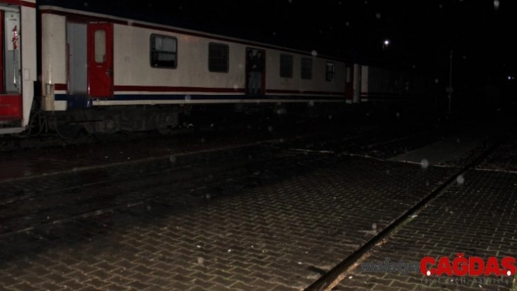 Elazığ'da duran 104 yolculu tren 10 saat sonra hareket etti