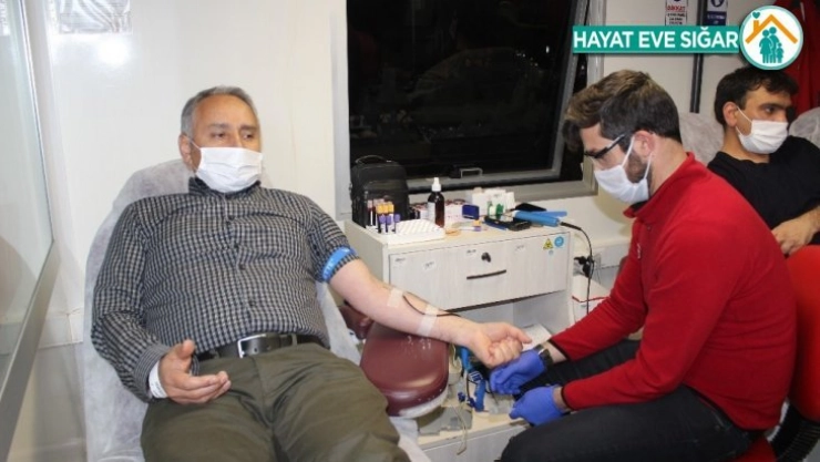İyilik Kanımızda Var sloganıyla kan bağışı