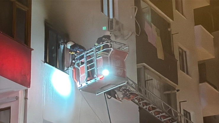 Elazığ'da evde çıkan yangında bir kişi dumandan etkilendi