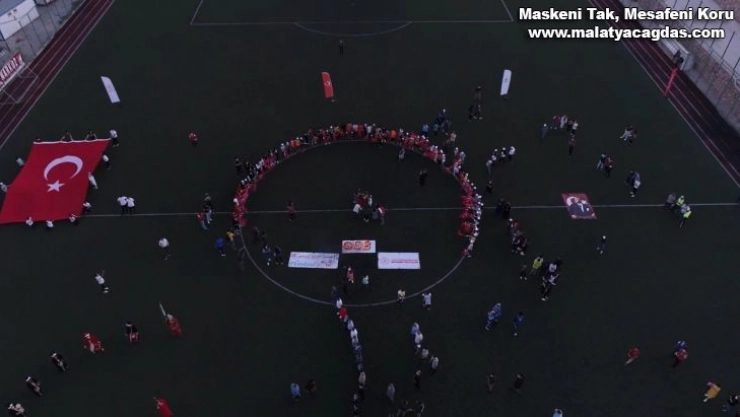 Elazığ'da gençlerden 'Meşaleli Ay Yıldızlı' 19 Mayıs kutlaması