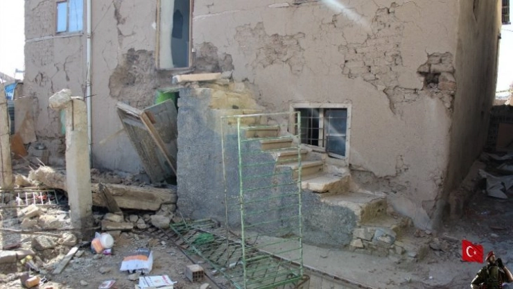 Elazığ'da hasarlı kerpiç evin balkonu yıkıldı: 1 ölü