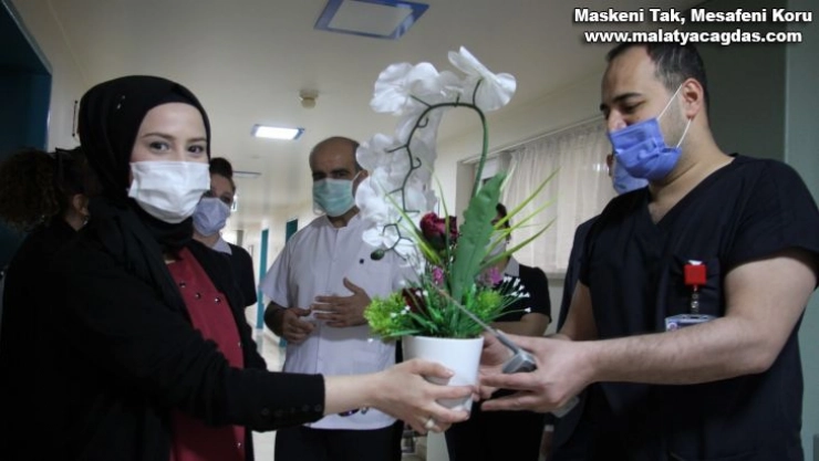 Elazığ'da hemşireler, günlerinde unutulmadı