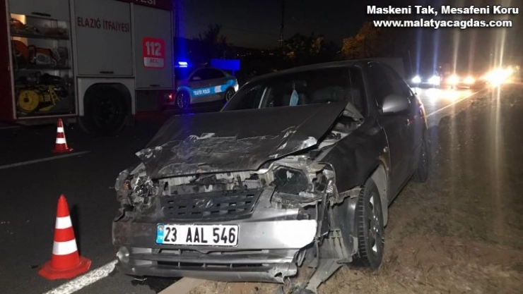 Elazığ'da iki araç çarpıştı, biri refüje çıktı