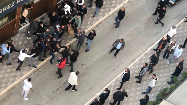 Elazığ'da iki grup arasında kavga: Masa ve sandalyeler havada uçuştu