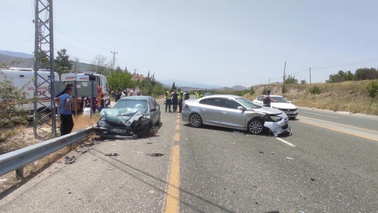 Elazığ'da iki otomobilin çarpıştığı kazada 5 kişi yaralandı