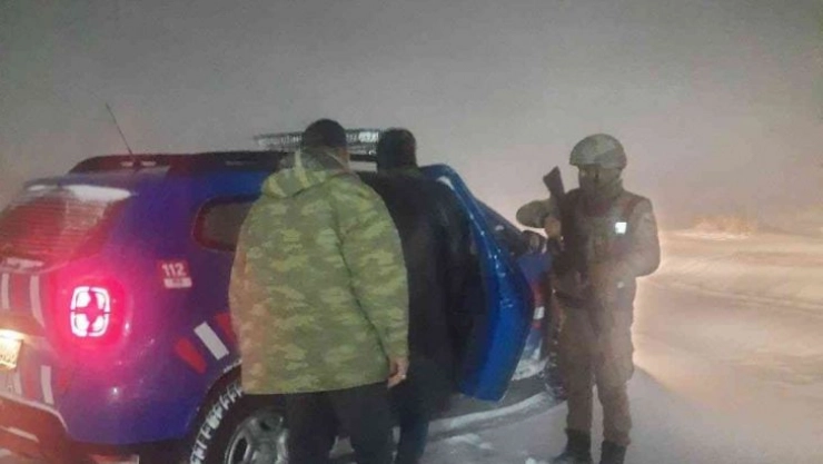 Elazığ'da jandarma ekipleri yolda mahsur kalan 5 vatandaşın imdadına yetişti