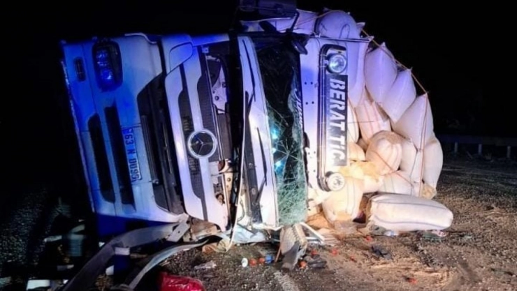 Elazığ'da kamyon devrildi: 1 yaralı