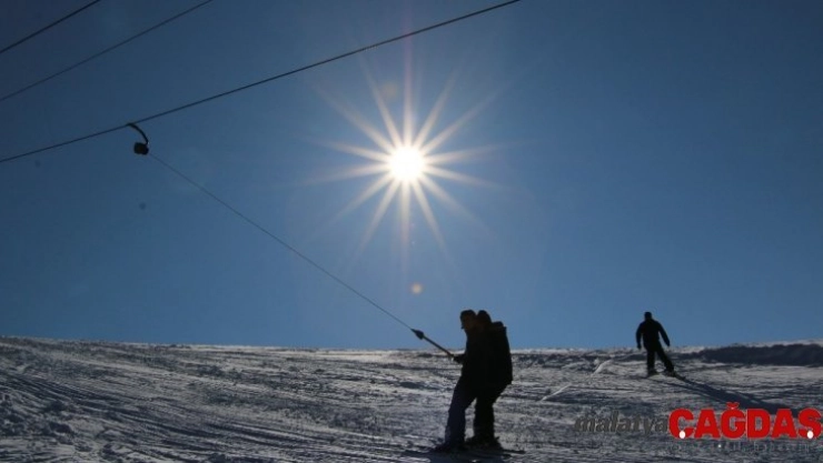 Elazığ'da kayak merkezinde tatilciler festivalle coştu