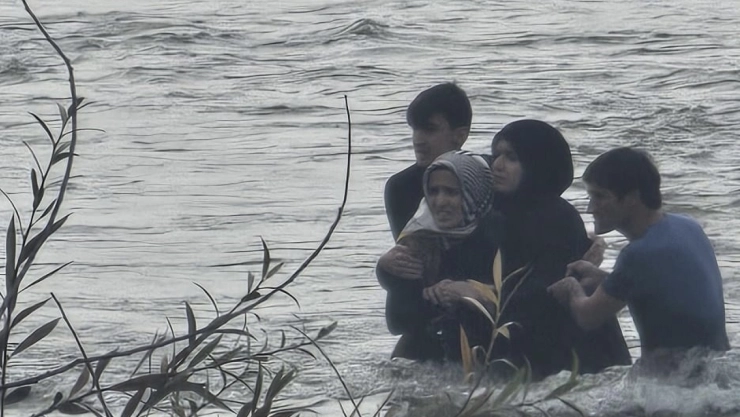 4 kişilik aile nehir ortasında birbirine sarılarak hayatta kaldı
