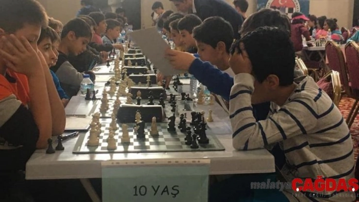 Elazığ'da küçükler ve yıldızlar satranç turnuvası