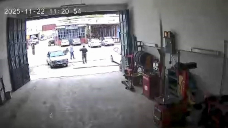 Elazığ'da motosiklet kazası güvenlik kamerasına yansıdı