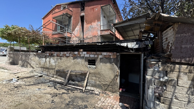 Elazığ'da odunlukta çıkan yangında 1 kişi yaralandı