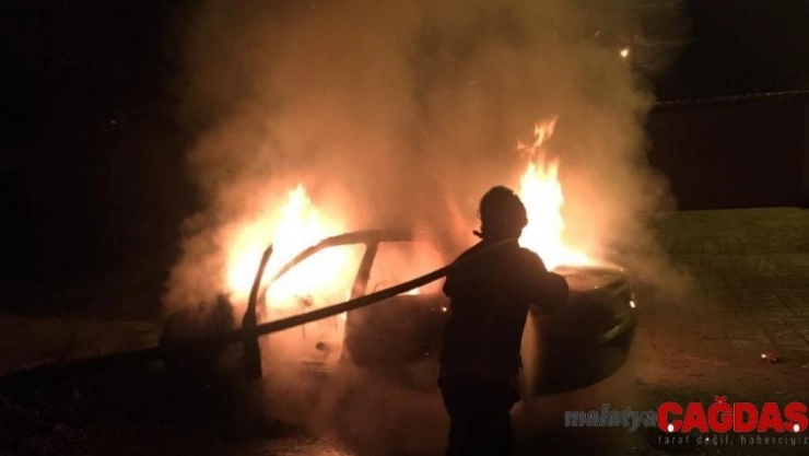 Elazığ'da otomobil alev alev yandı