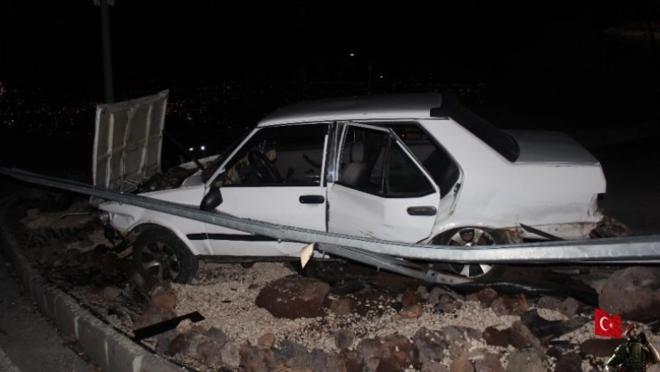 Elazığ'da otomobil bariyere çarptı: 3 yaralı