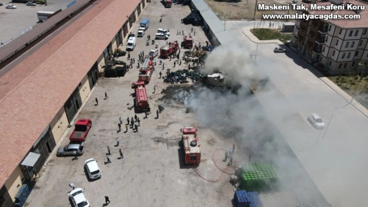 Elazığ'da sebze hali deposu alevlere teslim oldu