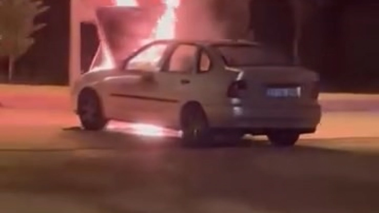Elazığ'da seyir halindeki otomobil alev aldı