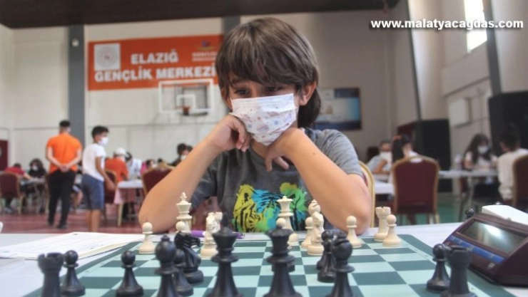 Elazığ'da Türkiye Yıldızlar ve Çocuklar Satranç Turnuvası başladı