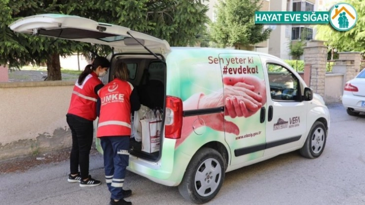 Elazığ'da Vefa ekibi badem şekeri ve ışkınla gönüllere dokundu