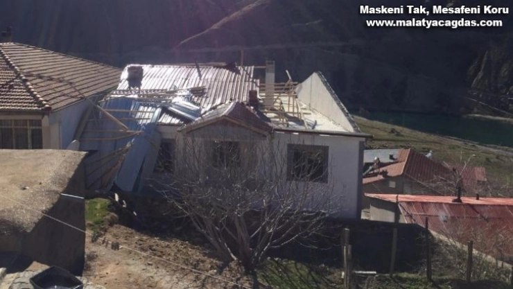 Elazığ'ın 2 ilçesinde fırtına bazı çatıları uçurdu