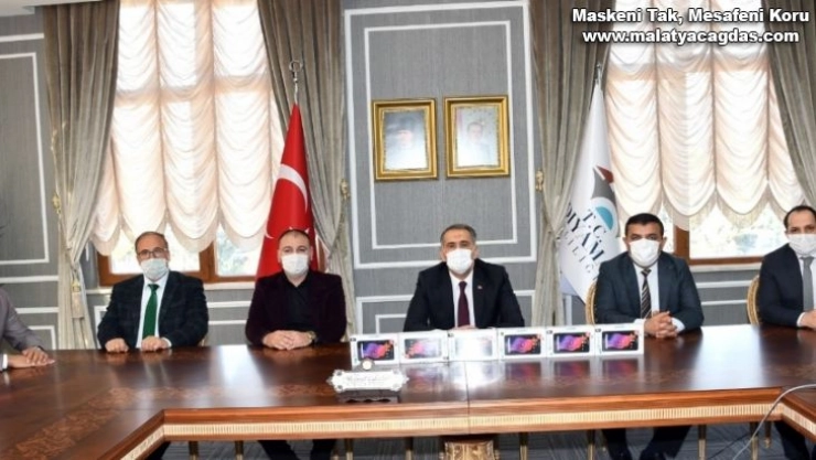 Elazığlı iş adamından Adıyamanlı öğrencilere tablet