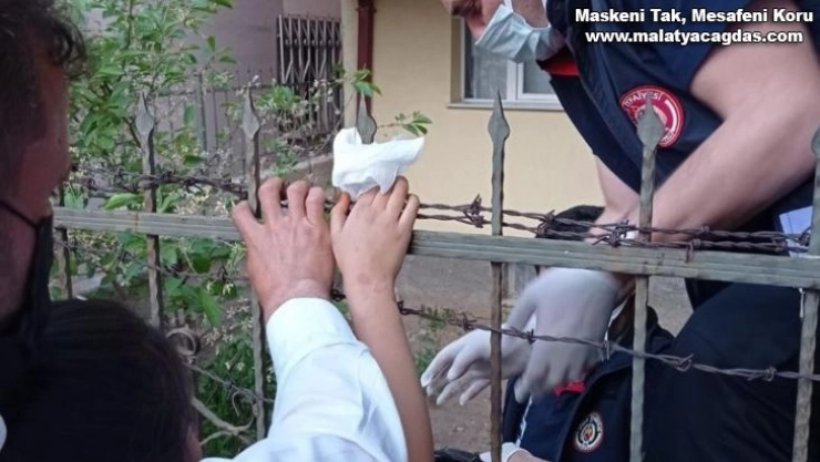 Eline saplanan korkulu demiriyle hastaneye kaldırıldı