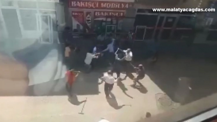 Eline sopayı alan oraya koştu, ortalık adeta savaş alanına döndü