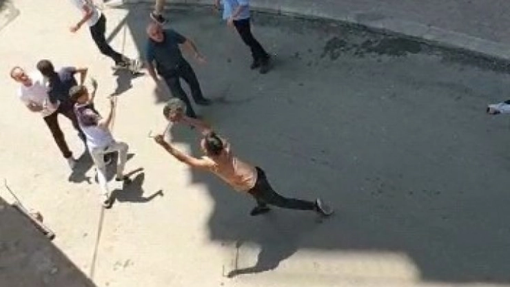 Ellerine ne geçtiyse birbirlerine fırlattılar