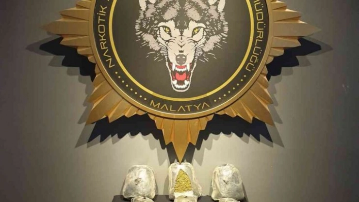 Emanet koliden esrar çıktı