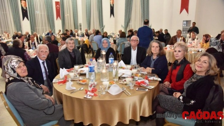 Emekli öğretmenler akşam yemeğinde bir araya geldi