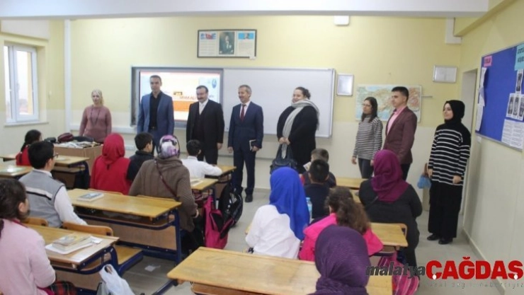 Emet'te kitap okuma kampanyası yoğun katılımla devam ediyor