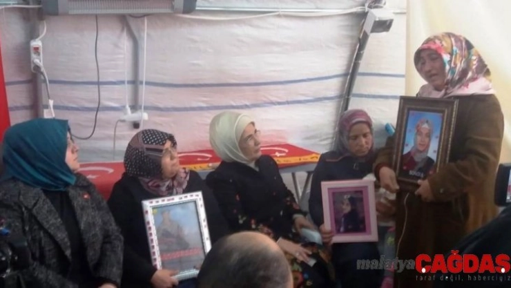 Emine Erdoğan'dan, HDP önündeki ailelere ziyaret