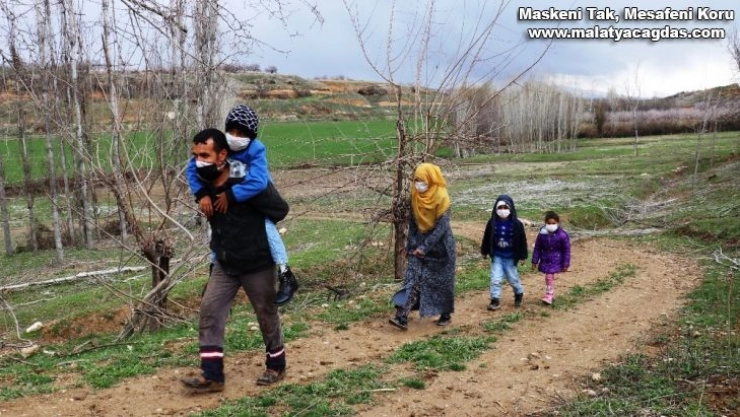 Engelli oğlunu sırtında taşıyarak okula götürüyor