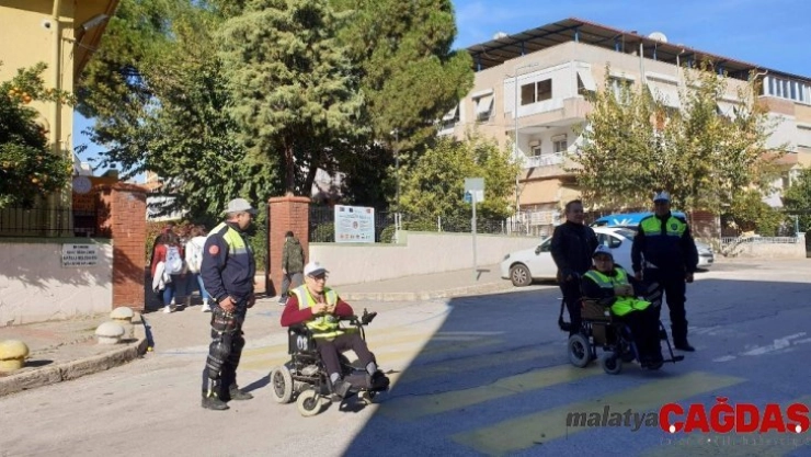 Engelli öğrenci gözleri görmeyen öğretmenine göz oldu