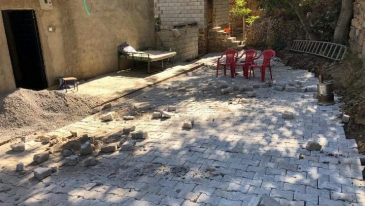 Engelli vatandaşın yolunda parke çalışması