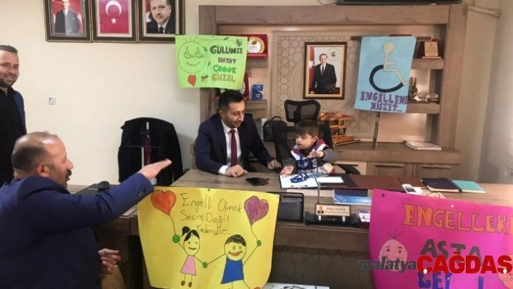 Engelliler gününde makam koltuğunu engelli bir çocuk devraldı