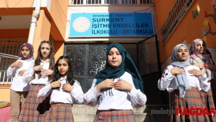 Engellileri anlayabilmek için kendi çabalarıyla işaret dilini öğrendiler