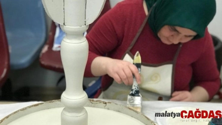 Engelsiz hobi kurslarında eski eşyalar yenileniyor