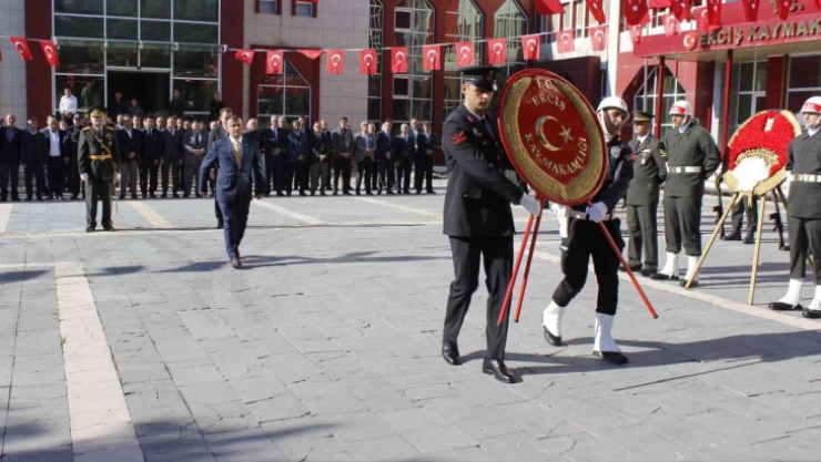 Erciş'te çelenk sunma töreni