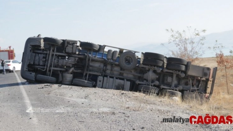 Erciş'te LPG yükü tanker kaza yaptı