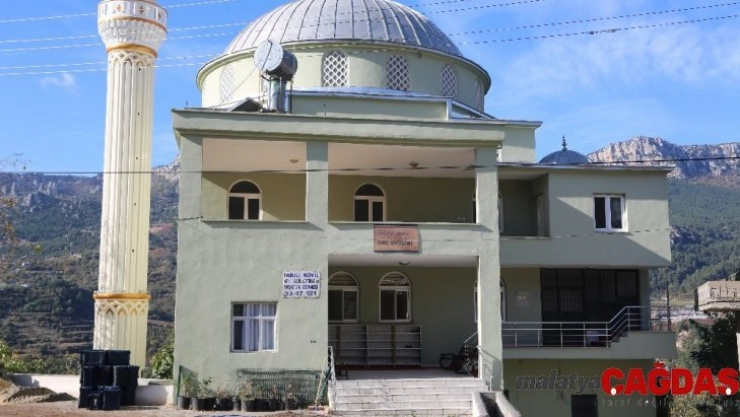 Erdemli Belediyesi camilere hizmeti sürdürüyor